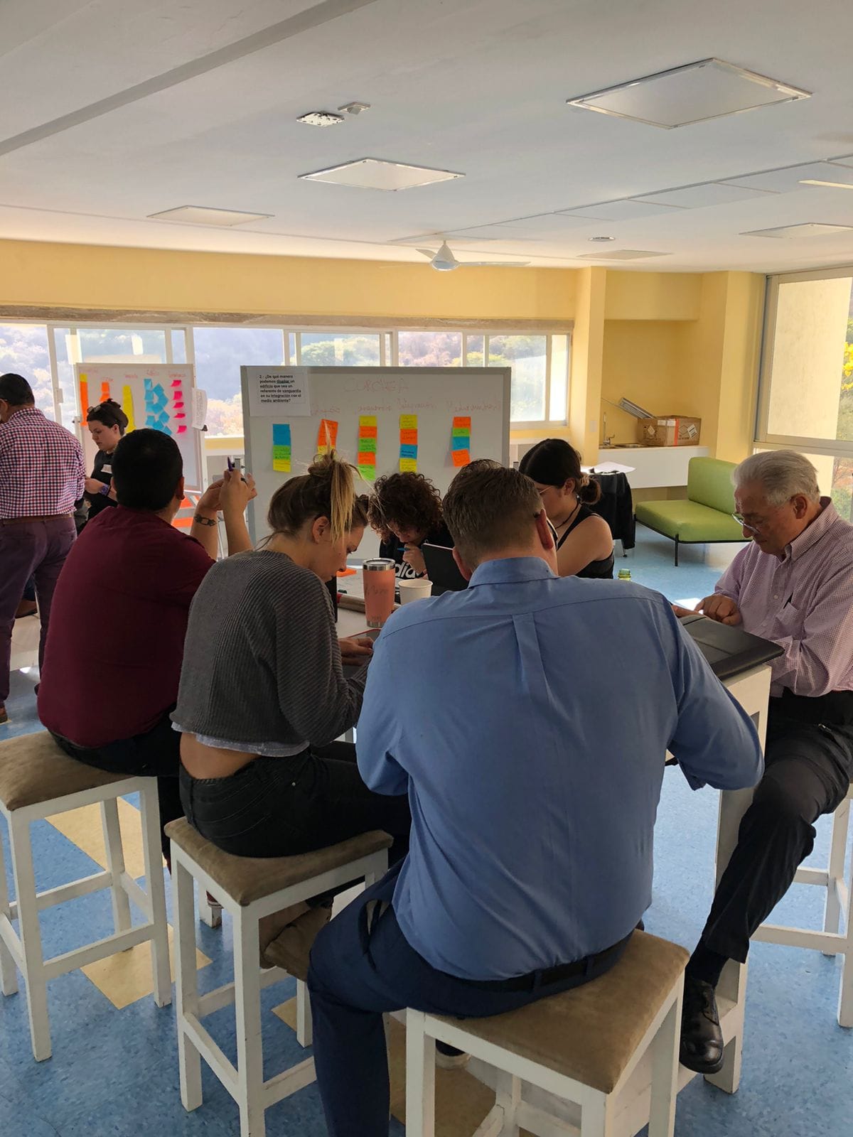 Mesa de trabajo con docentes y comunidad del Colegio Alemán