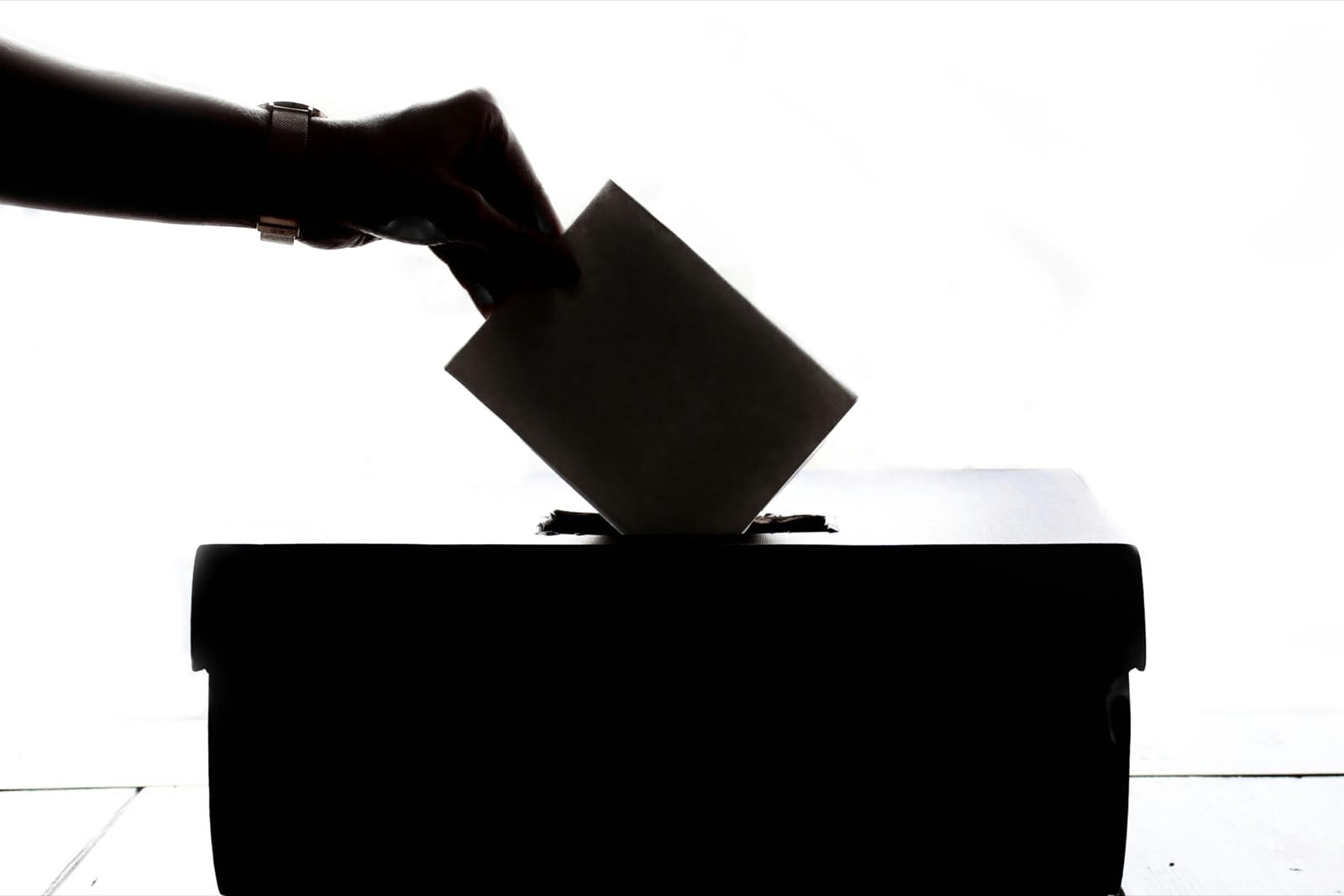 Una persona depositando su voto en una urna