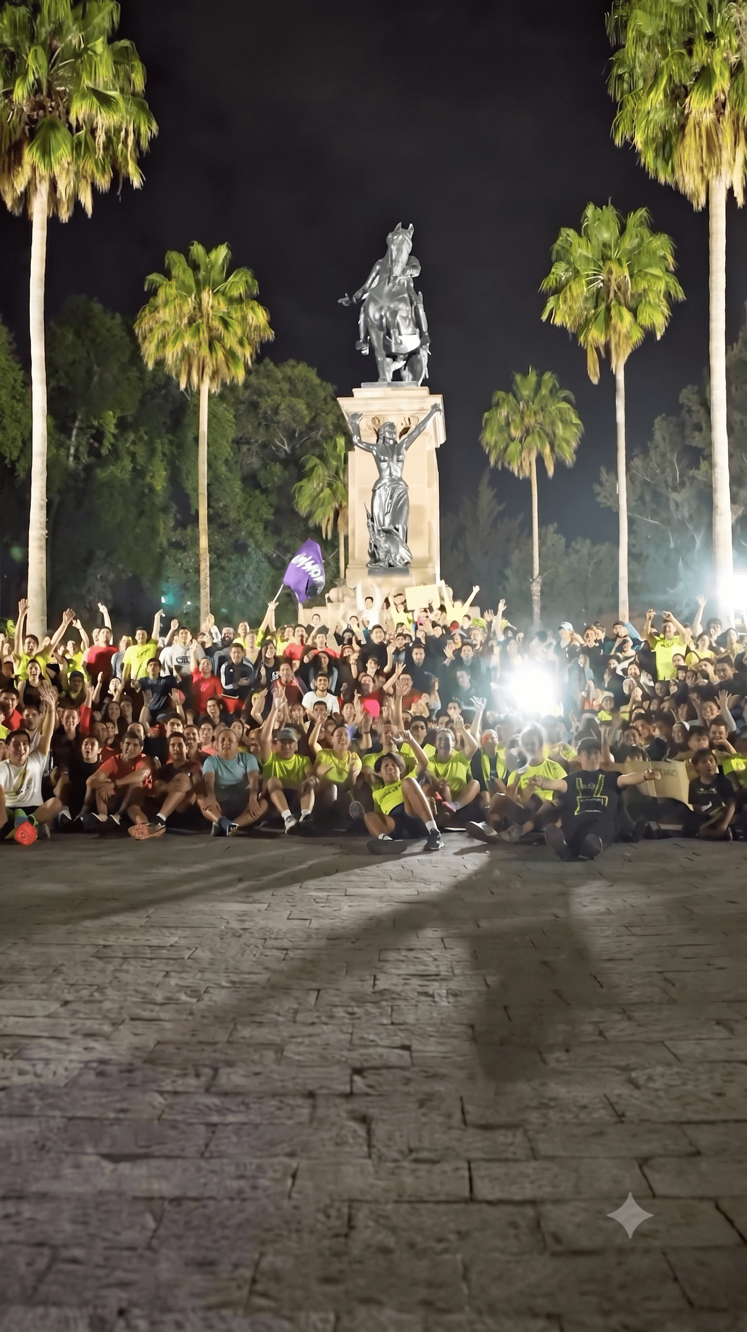 Instalación comunitaria con flores y personas reunidas
